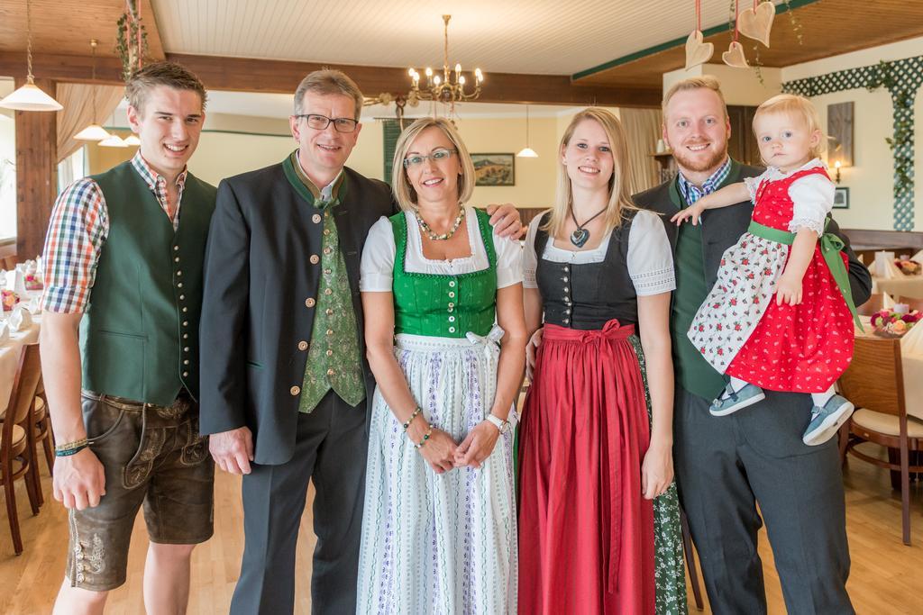 Kirchenwirt Irrsdorf Familie Schinwald Hotel Strasswalchen Bagian luar foto